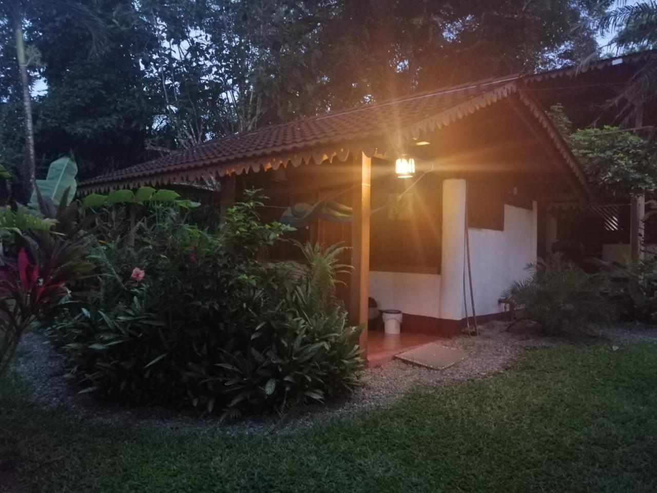 Chalet Y Cabinas Hibiscus Cahuita Eksteriør bilde